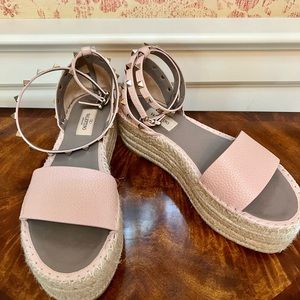 Authentic Valentino Garavani Rockstud Wedge Come on BARBIE, let’s go party…🩷